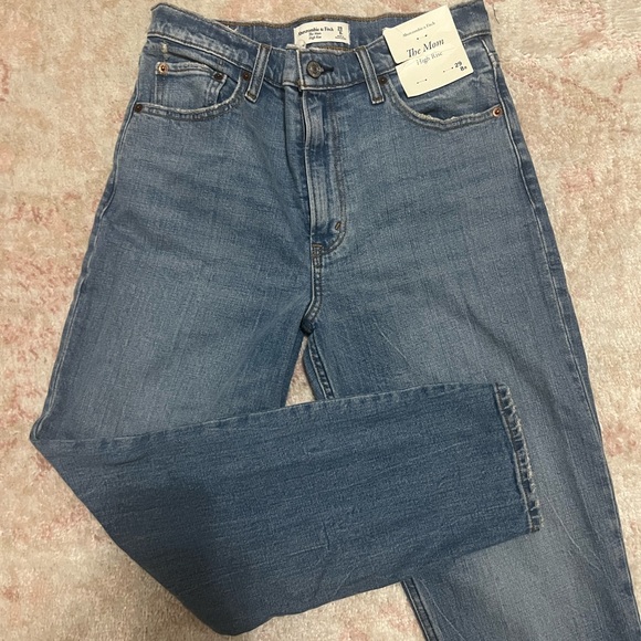NWT ABERCROMBIE & FITCH HIGH WAISTED MOM JEANS SIZE 28 - Picture 2 of 3